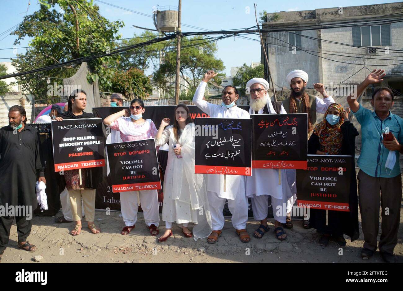 I membri del Ruadari Tehreek stanno organizzando una manifestazione di protesta contro gli attacchi israeliani alla striscia di Gaza e a Gerusalemme Est e il sostegno dei palestinesi, presso il club stampa di Lahore venerdì 21 maggio 2021. Foto Stock