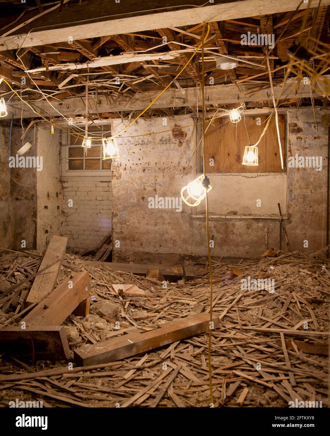 Lavori di costruzione su ultimo crollato e soffitto in gesso Foto Stock