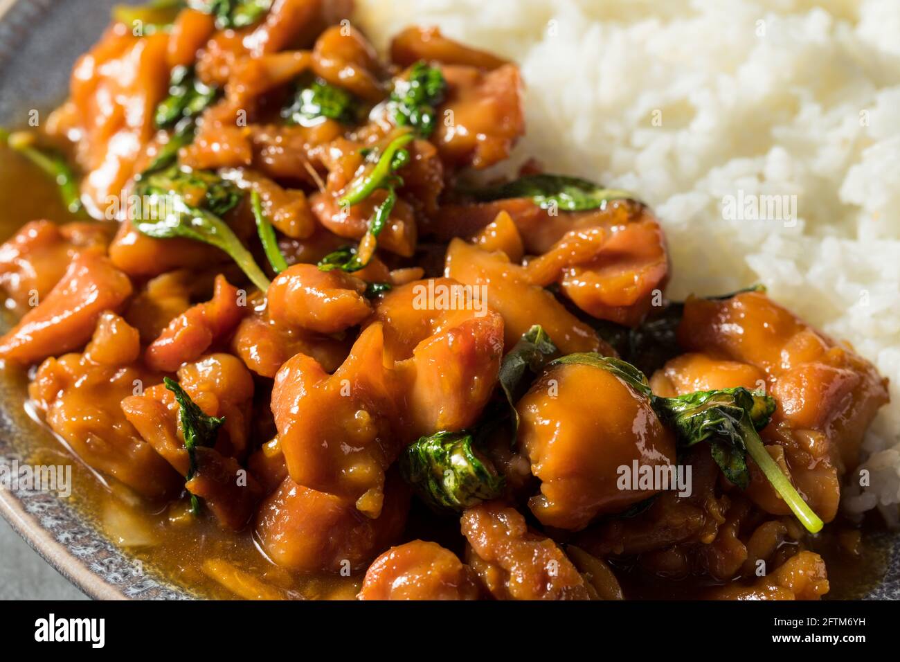 Pollo taiwanese da tre Cup fatto in casa con riso e basilico Foto Stock