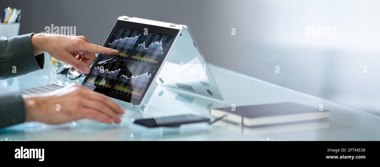 Exchange Exchange Software su laptop, uomo guardando grafico Foto Stock