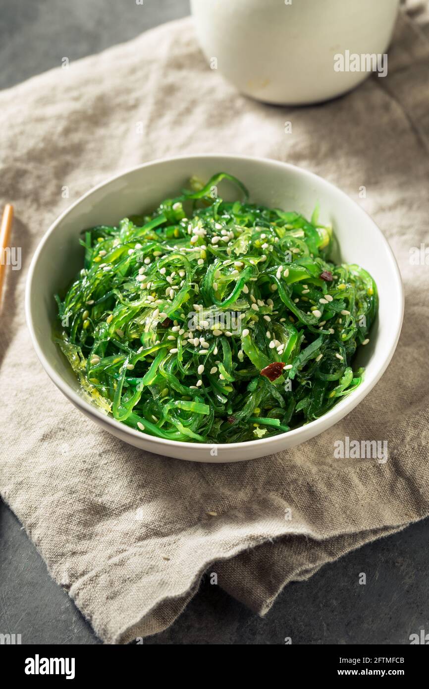 Insalata di alghe di Miyeok Muchim coreane sane e fatte in casa con semi di sesamo Foto Stock
