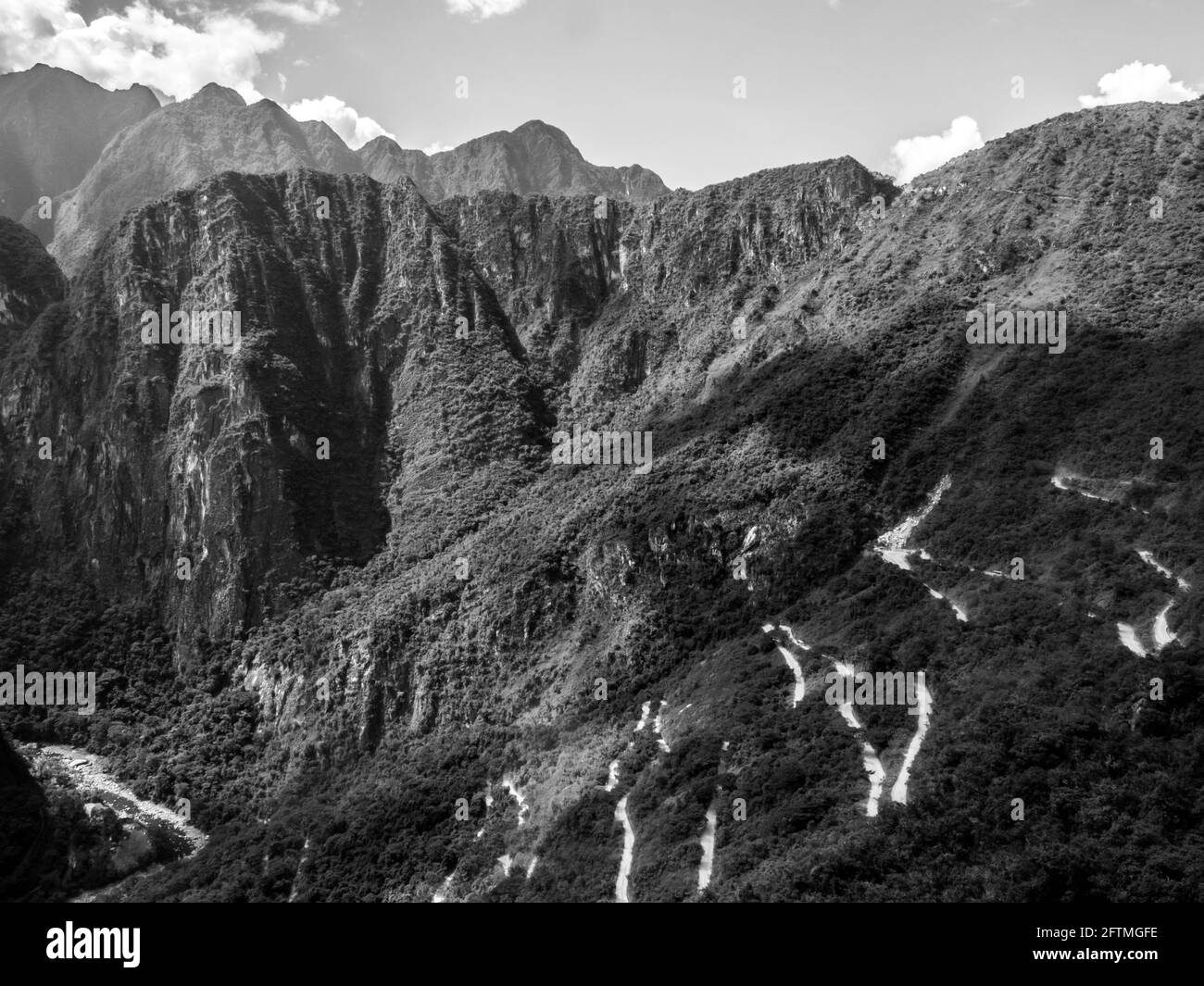 Machu Picchu, Perù - 22 Maggio 2016: vista per il giro di harpin e sulle montagne di oltre le rovine Inca, Patrimonio Mondiale dell UNESCO Foto Stock