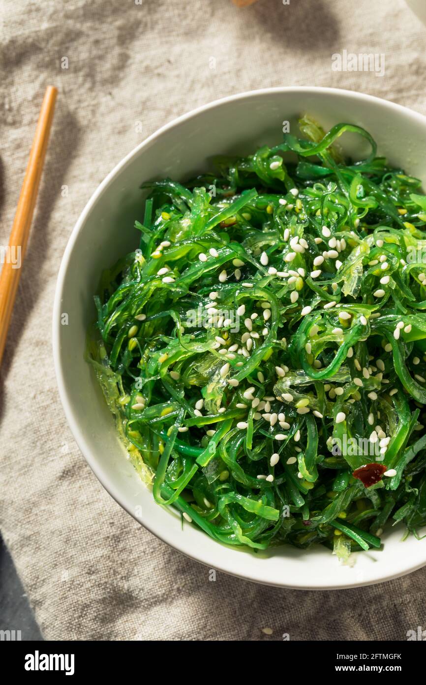 Insalata di alghe di Miyeok Muchim coreane sane e fatte in casa con semi di sesamo Foto Stock