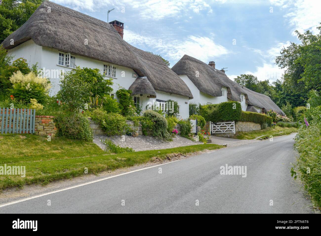 Cottage con tetto in paglia a Stapleford, Wiltshire, Inghilterra Foto Stock