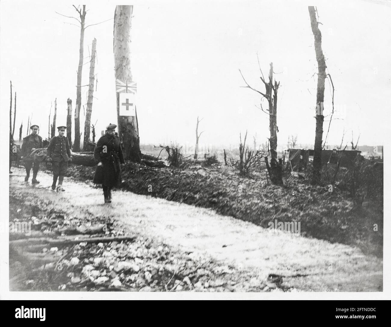 Prima guerra mondiale, prima guerra mondiale, fronte occidentale - un uomo che viene portato su una barella sulla strada dalla stazione di vestizione (un luogo per dare un trattamento di emergenza alle truppe ferite in battaglia), Francia Foto Stock