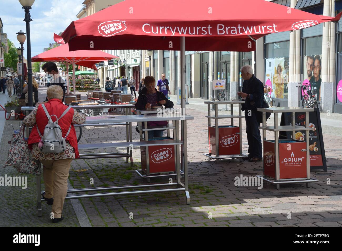 Potsdam, Germania, 21 maggio 2021 - i ristoranti riaprono gli spazi all'aperto. Foto Stock