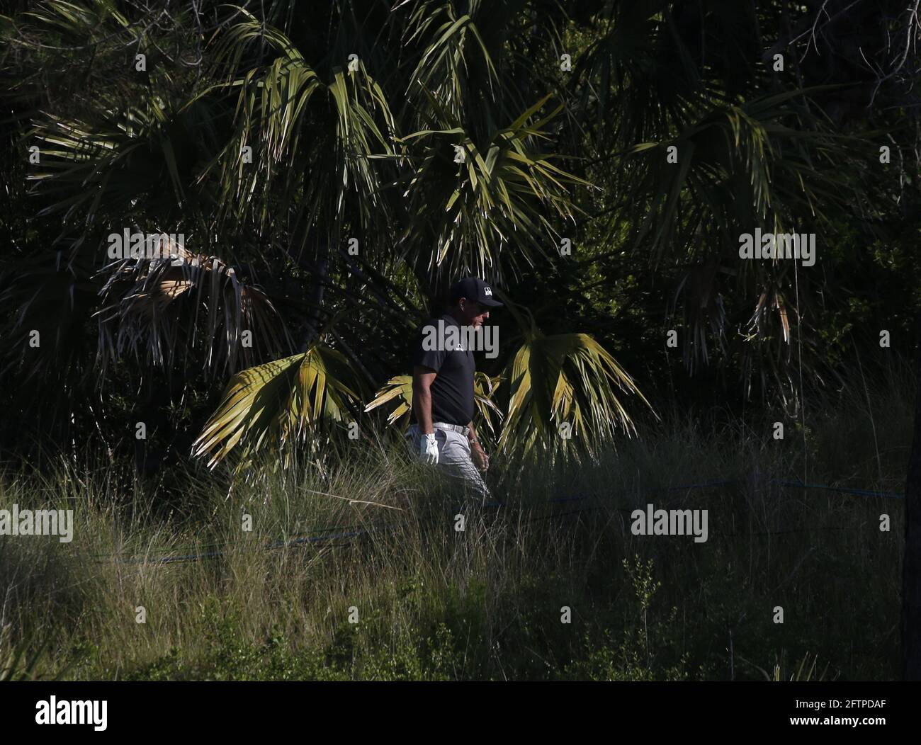 Isola di Kiawah, Stati Uniti. 21 Maggio 2021. Phil Mickelson cammina verso la tredicesima tee box nel secondo round del 103esimo campionato PGA al Kiawah Island Golf Resort Ocean Course sull'isola di Kiawah, Carolina del Sud, venerdì 21 maggio 2021. Foto di John Angelillo/UPI Credit: UPI/Alamy Live News Foto Stock