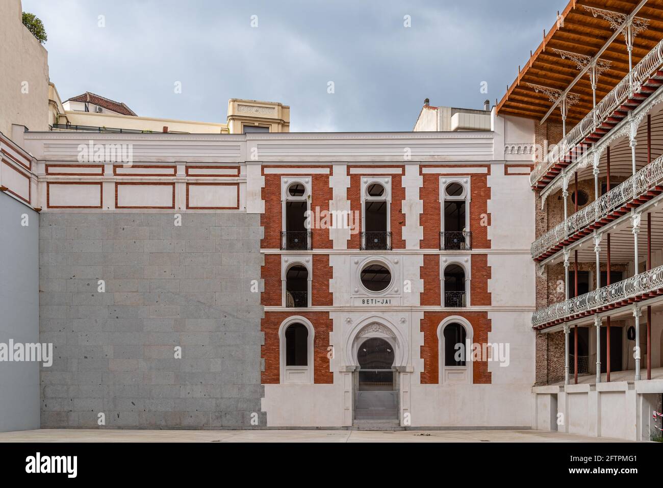 Madrid, Spagna - 1 maggio 2021: Il frontone Beti Jai a Madrid. E' un luogo sportivo in stile Neo-Mudejar, l'ultimo pelota basco del XIX secolo sopravvissuto Foto Stock