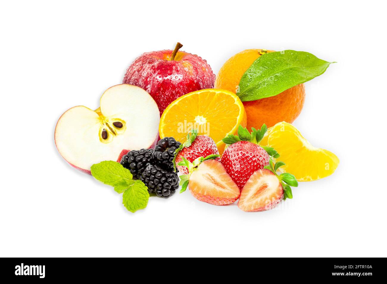 Primo piano di frutta fresca e bacche. Isolato su sfondo bianco con foglie verdi Foto Stock