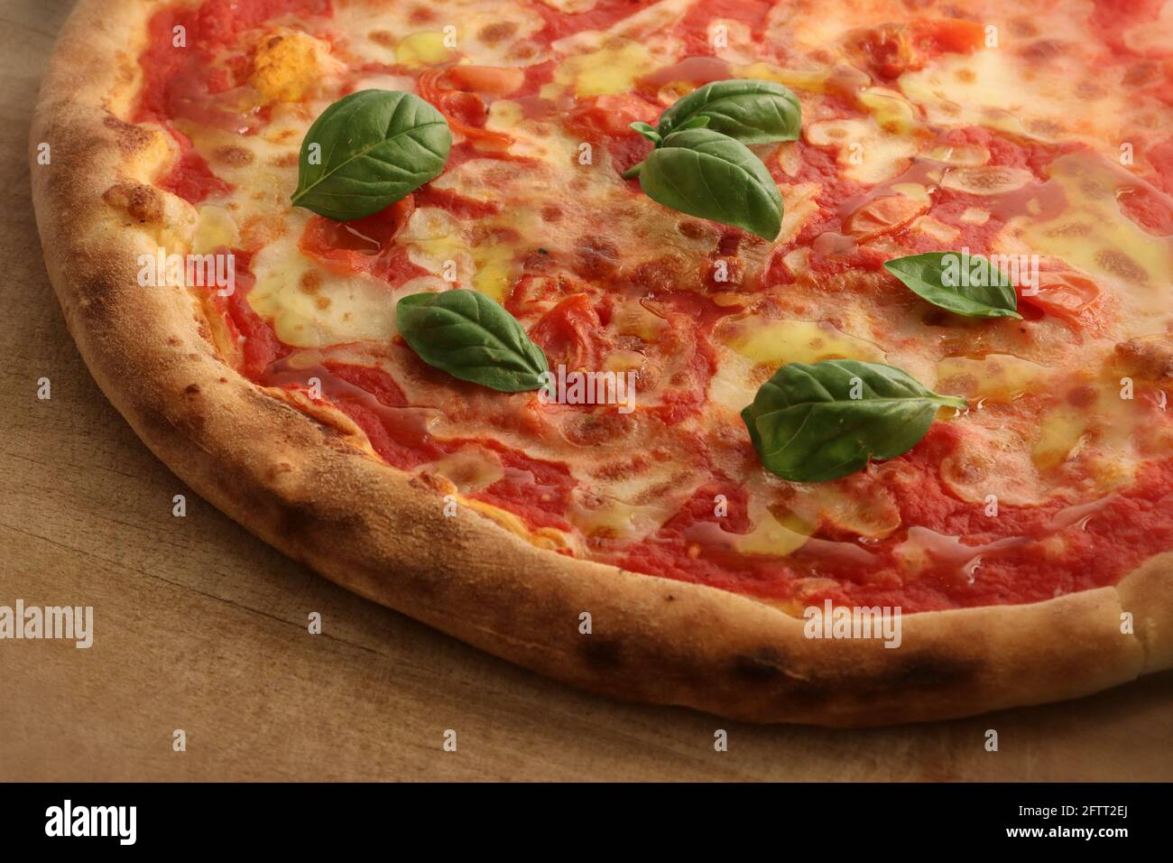 Pizza, cibo tipico italiano, natura morta, dettaglio con basilico Foto Stock
