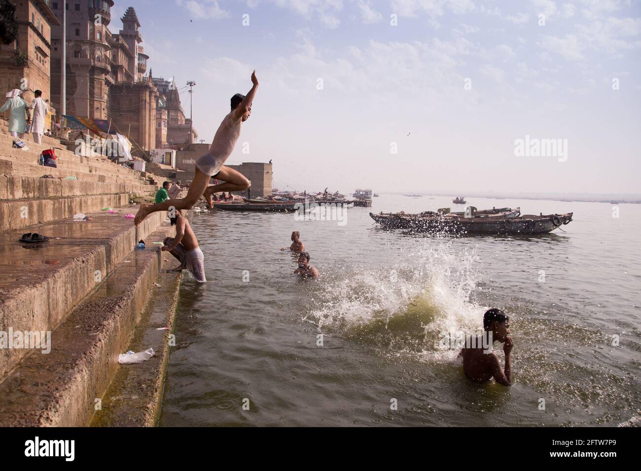 Varanasi Banaras Ghats si Ghat Dashashashwamedh Ghat Manikarnika Ghat Tulsi Ghat Fiume Sacro Gange Ganga India Foto Stock