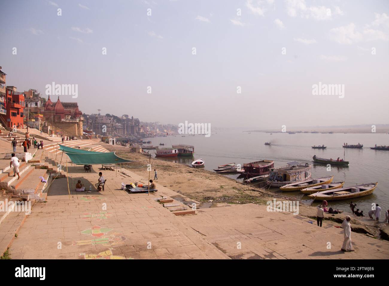 Varanasi Banaras Ghats si Ghat Dashashashwamedh Ghat Manikarnika Ghat Tulsi Ghat Fiume Sacro Gange Ganga India Foto Stock