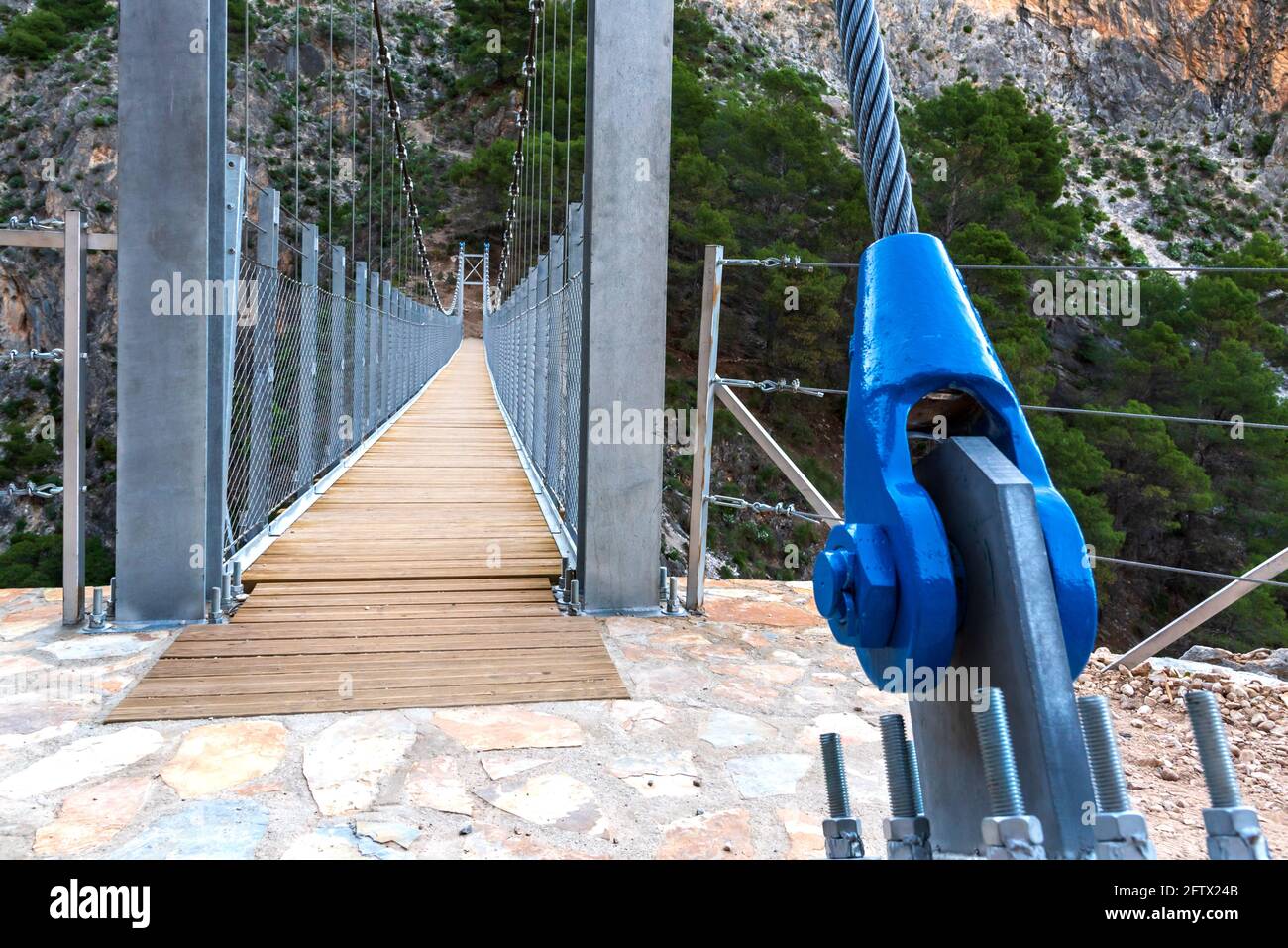 Ponte pedonale sospeso sul sentiero El Saltillo a Canillas de Aceituno, Malaga. Foto Stock