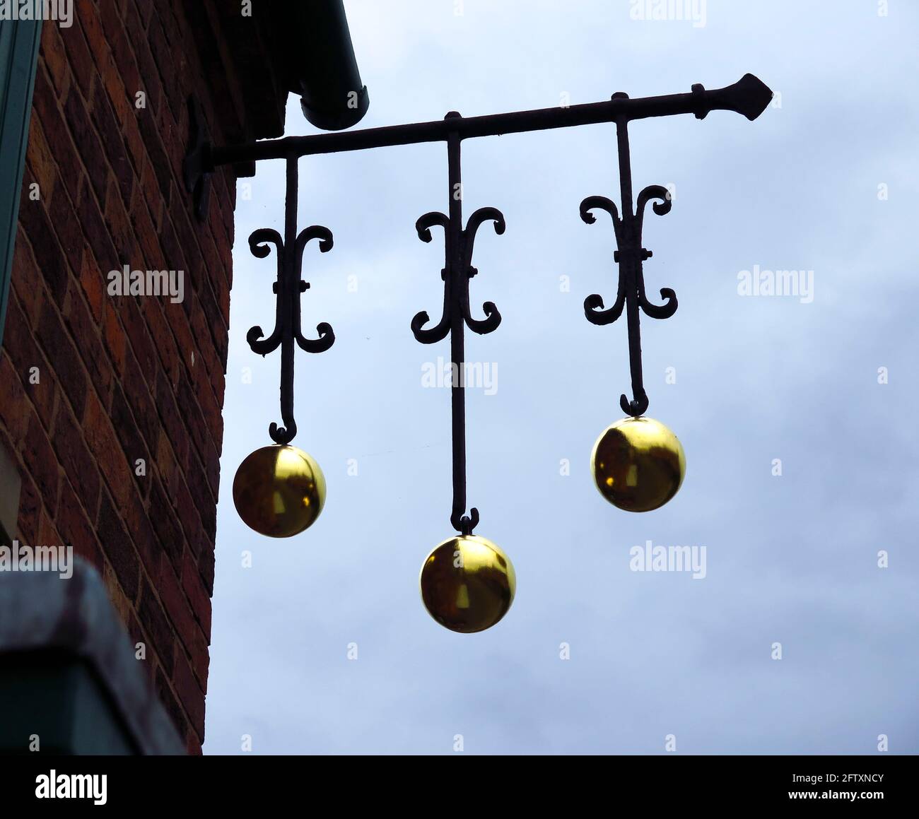 I tradizionali broker di pedine firmano con tre palline di ottone al Black Country Museum Dudley Foto Stock