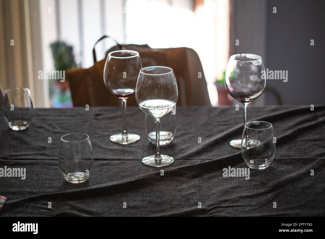 Svuotare i wineglasses usati dopo un primo piano di festa ancora Foto Stock