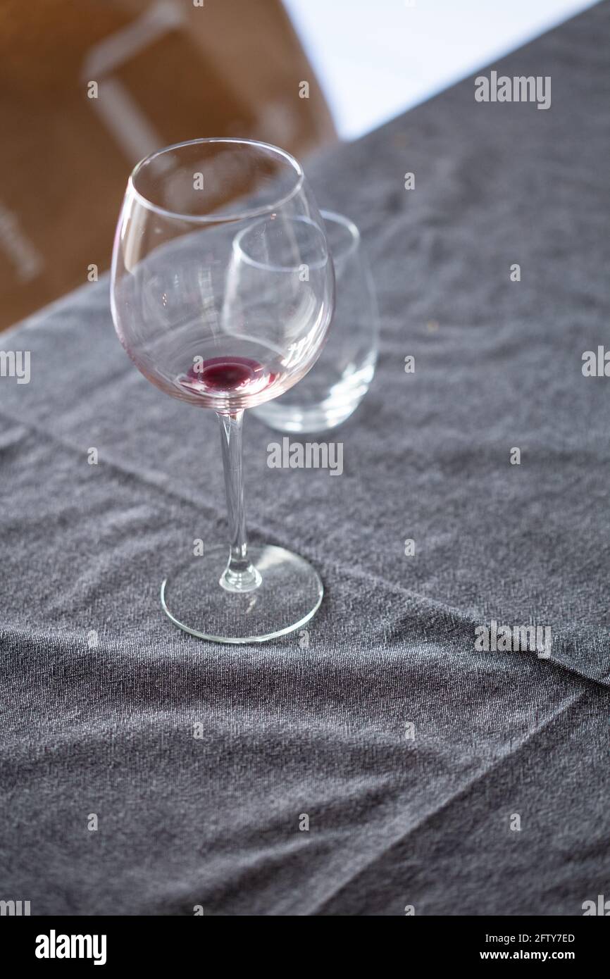 Svuotare i wineglasses usati dopo un primo piano di festa ancora Foto Stock