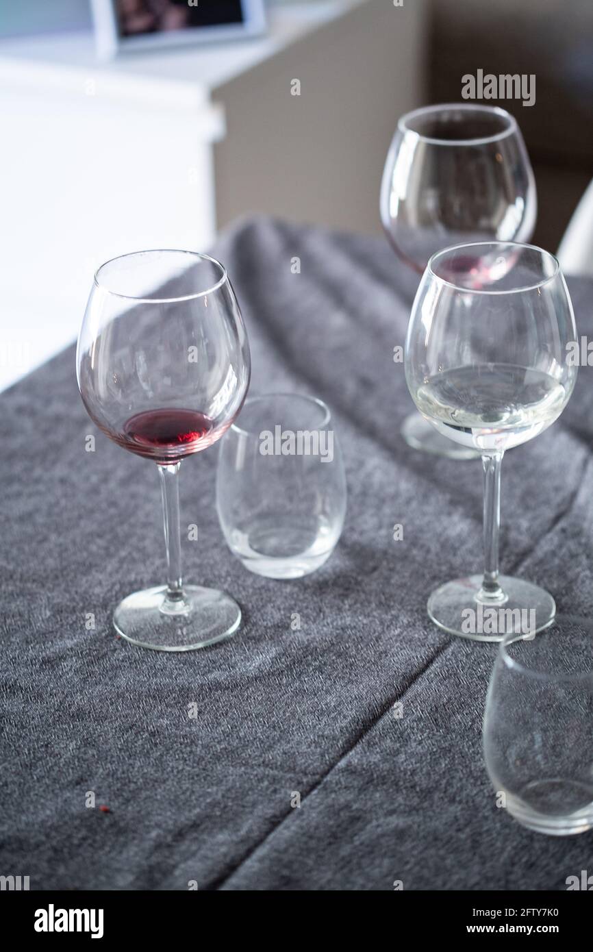 Svuotare i wineglasses usati dopo un primo piano di festa ancora Foto Stock