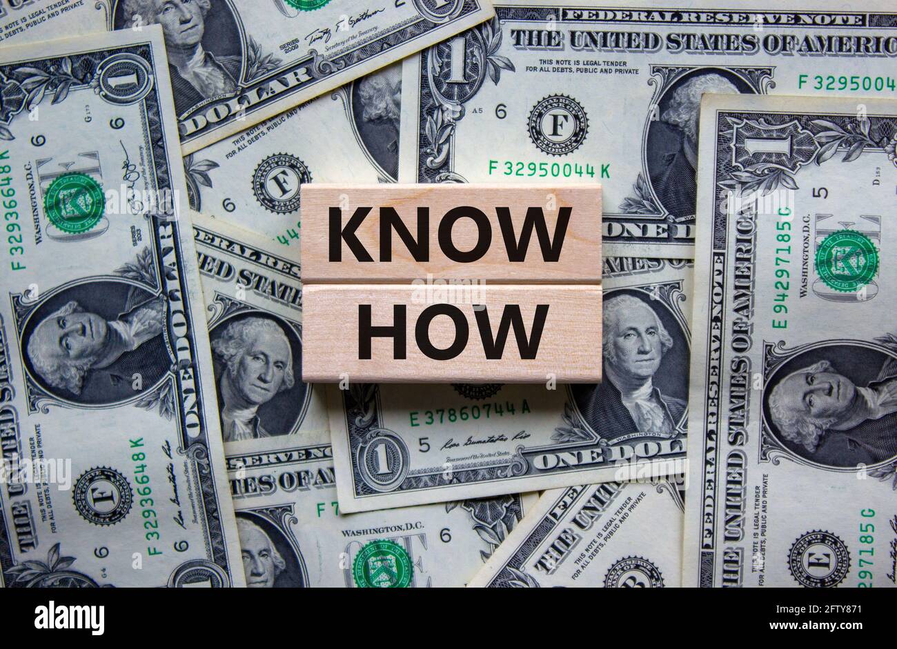 Conoscere il simbolo. Blocchi di legno con le parole 'know how' su sfondo bello da dollari fatture, copia spazio. Business, innovazione e know how concetto. Foto Stock