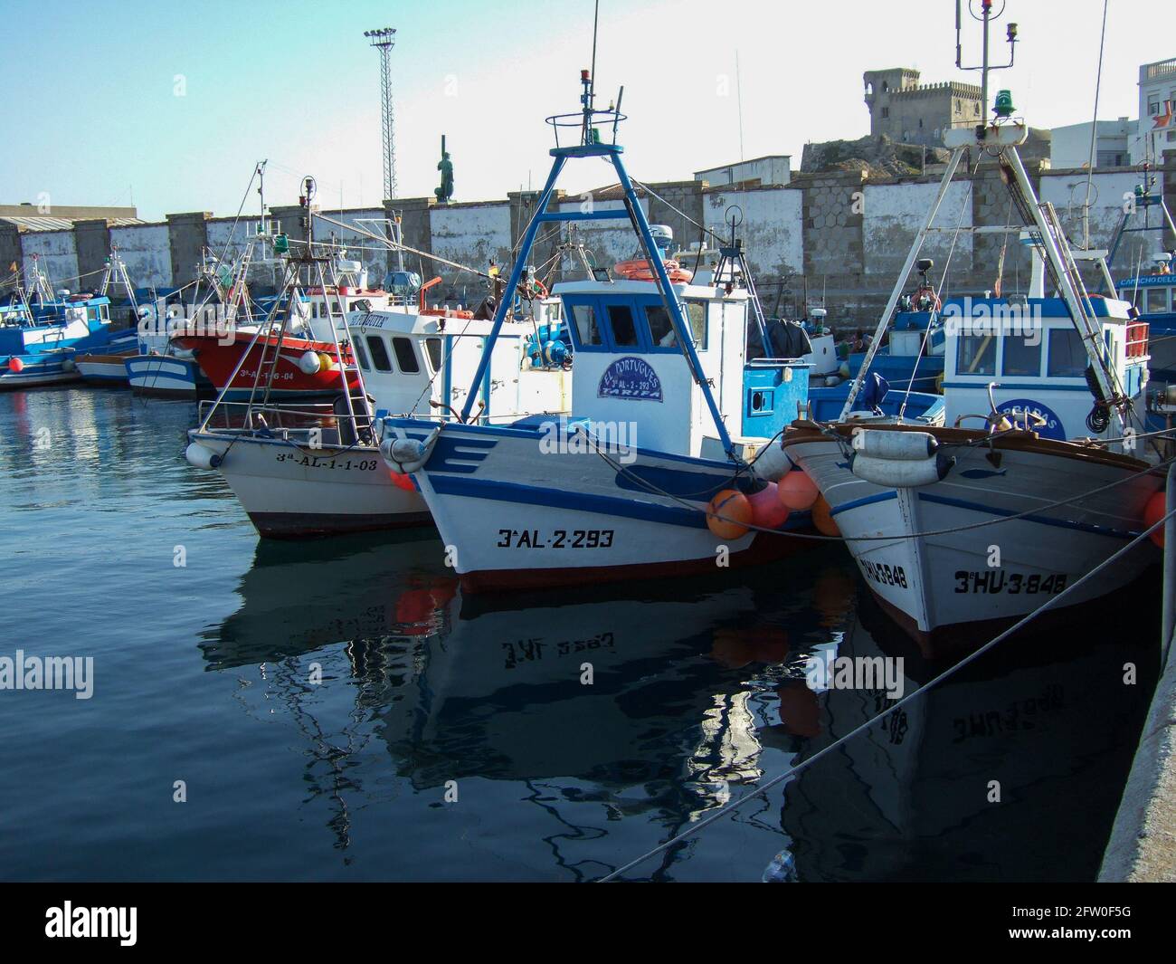 Tarifa, Cadice, Spagna - Luglio 12 2011: Barche da pesca nel porto di Tarifa con cielo blu Foto Stock