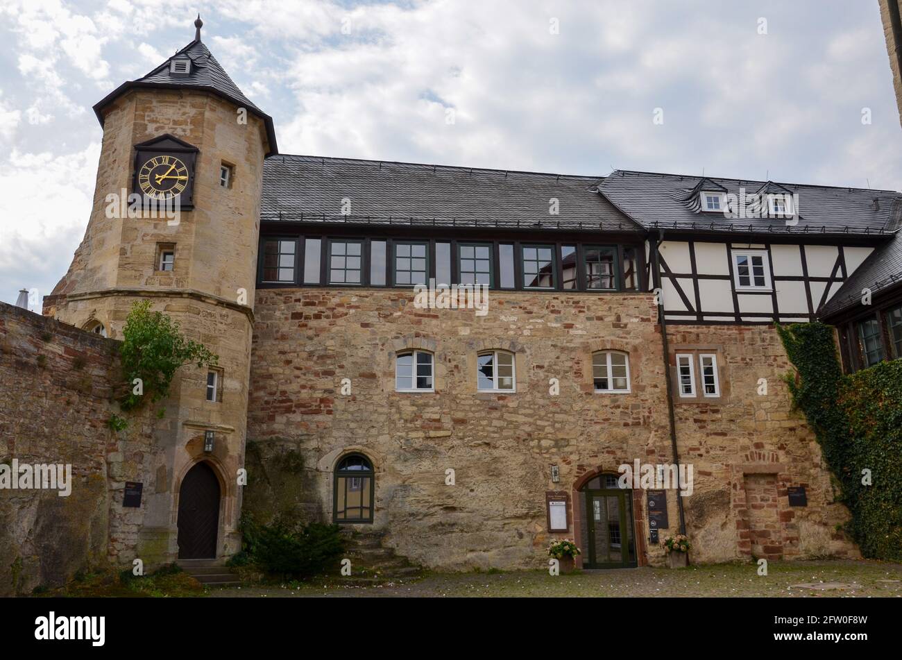 Waldeck, Hessen, Germania - Settembre 11 2011: La fortezza Waldeck al Edersee con cielo nuvoloso sullo sfondo Foto Stock