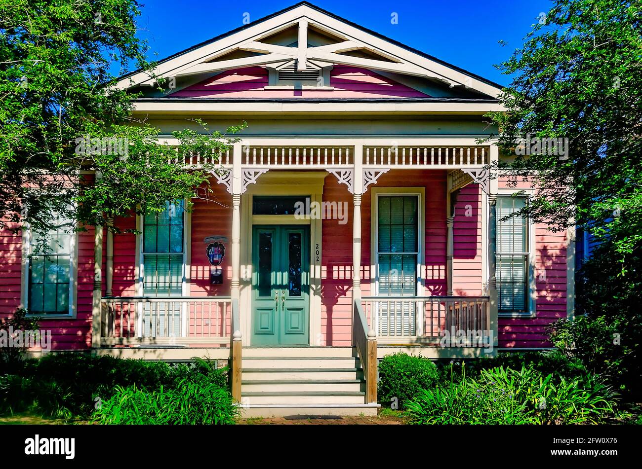 Una casa storica al 202 South Royal Street fa parte del Fort Conde Village, il 14 maggio 2021, a Mobile, Alabama. Foto Stock