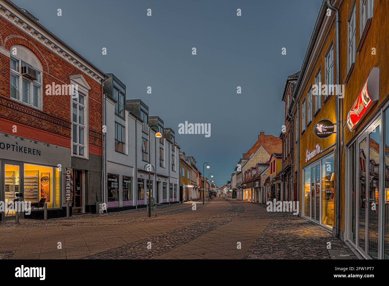 StreetView di una strada commerciale presso la piccola città danese Frederikssund all'ora del crepuscolo, Fredrikssund, Danimarca, 19 maggio 2021 Foto Stock