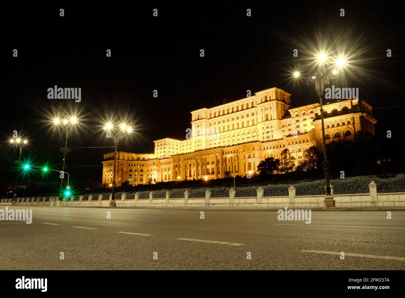 Palazzo del Parlamento a Bucarest, Romania, di notte, con luci di strada su strada vuota. Foto Stock