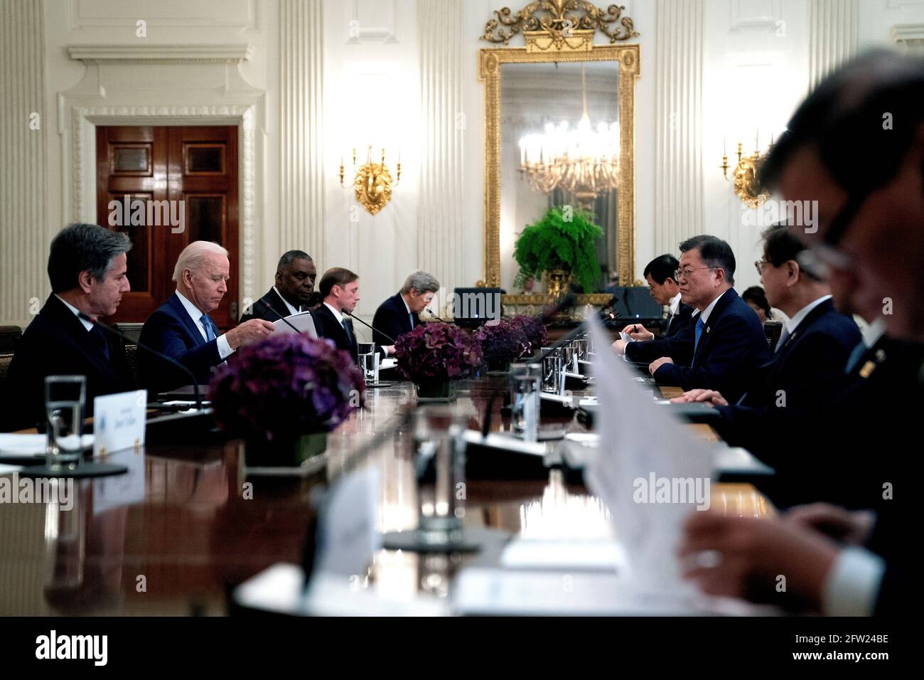 Il presidente americano Joe Biden, a sinistra, partecipa a un incontro bilaterale con il presidente sudcoreano Moon Jae-in, a destra, nella Sala da pranzo dello Stato della Casa Bianca a Washington venerdì 21 maggio 2021. Biden ha accolto Moon per i colloqui che si prevede riguarderanno il programma nucleare della Corea del Nord, la carenza globale di semiconduttori e il cambiamento climatico. Foto in piscina di Stefani Reynolds/UPI Foto Stock