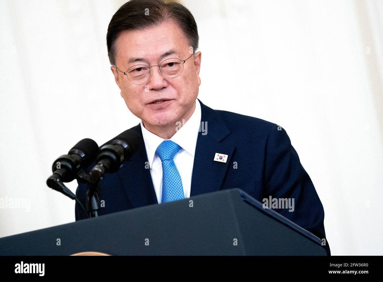 Il presidente sudcoreano Moon Jae-in parla durante una cerimonia di Medaglia d'onore nella Sala Est della Casa Bianca a Washington venerdì 21 maggio 2021. Il presidente degli Stati Uniti Joe Biden ha accolto Moon per i colloqui che si prevede riguarderanno il programma nucleare della Corea del Nord, una carenza globale di semiconduttori e il cambiamento climatico. Foto di Stefani Reynolds/The New York Times/Pool/ABACAPRESS.COM Foto Stock