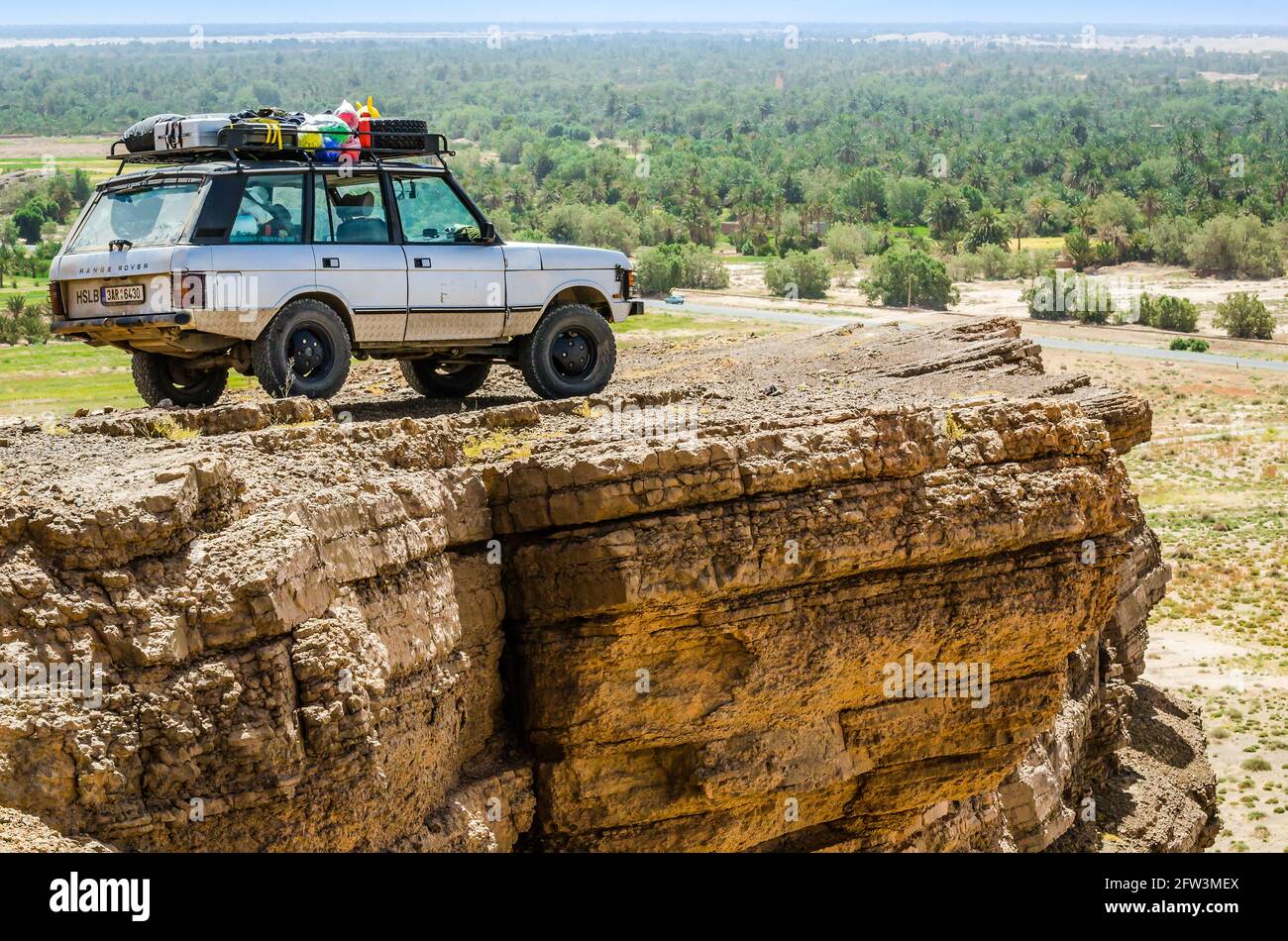 Erfoud, Marocco - 15 aprile 2015. Auto vecchia vinage off Road sul punto panoramico sulla scogliera di roccia Foto Stock