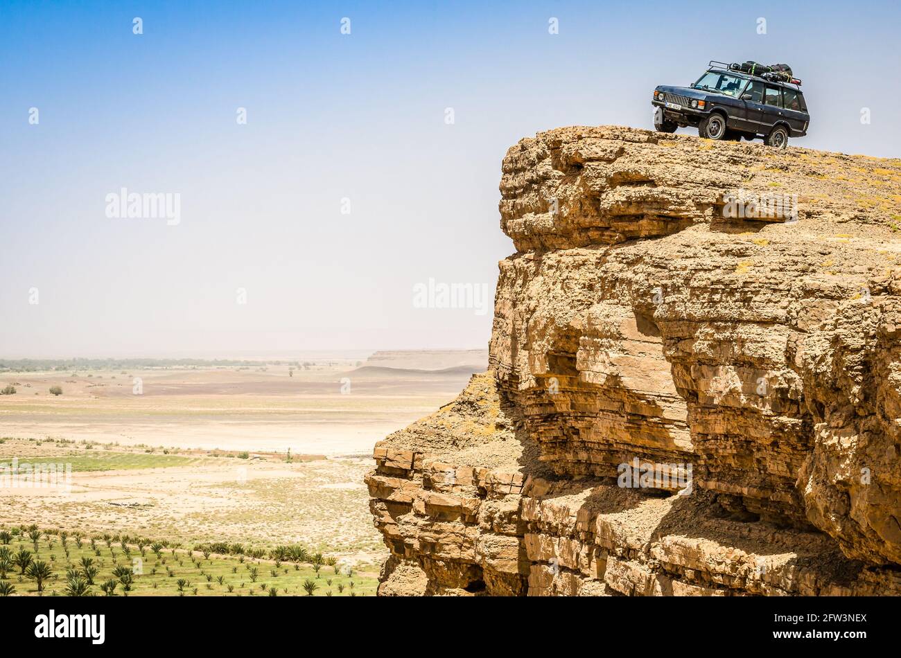 Erfoud, Marocco - 15 aprile 2015. Auto vecchia vinage off Road sul punto panoramico sulla scogliera di roccia Foto Stock