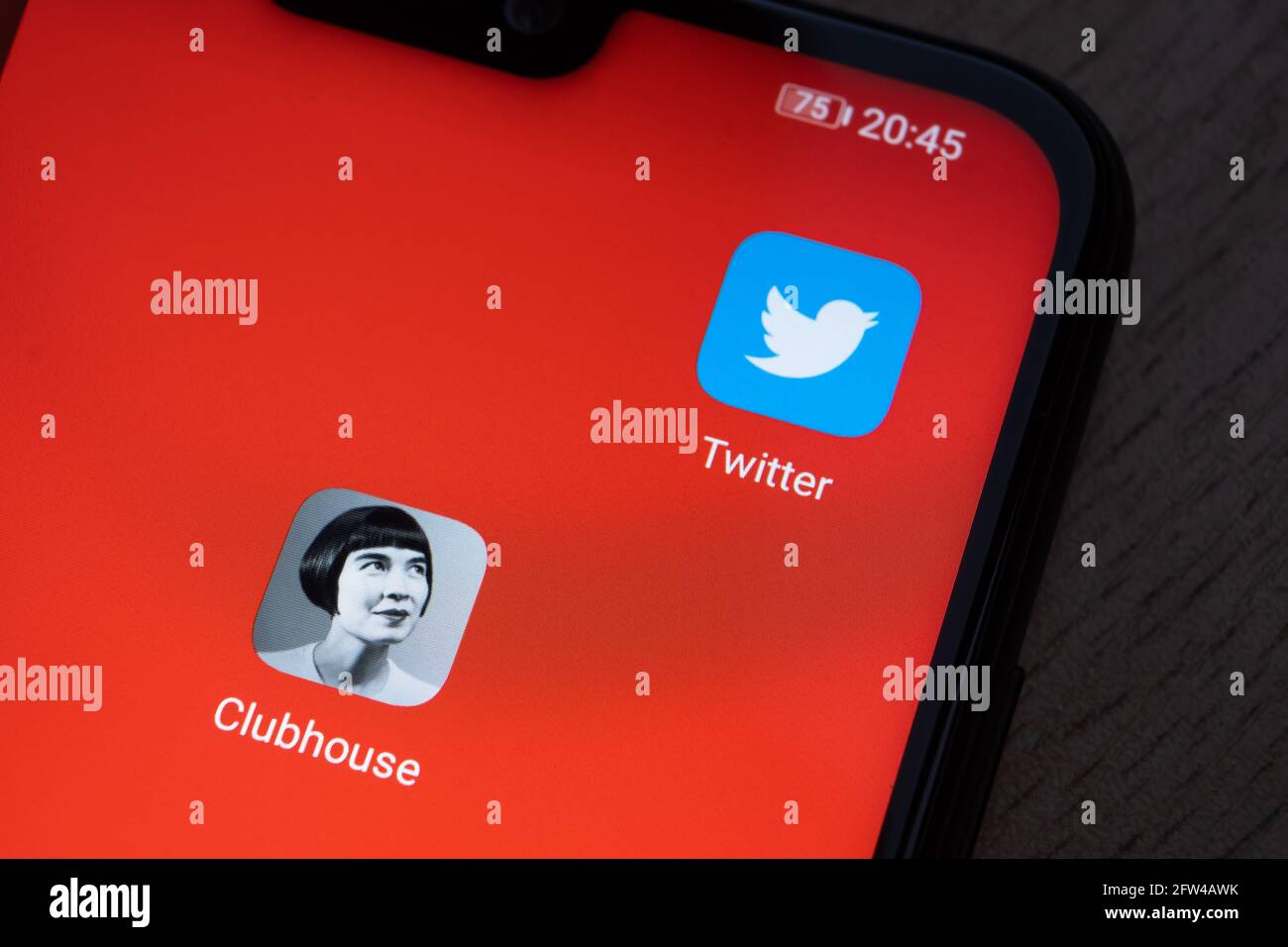 Angolo smartphone con app Clubhouse vista accanto alle app Facebooka e Twitter. Concetto di concorrenza. Stafford, Regno Unito, 21 maggio 2021. Foto Stock