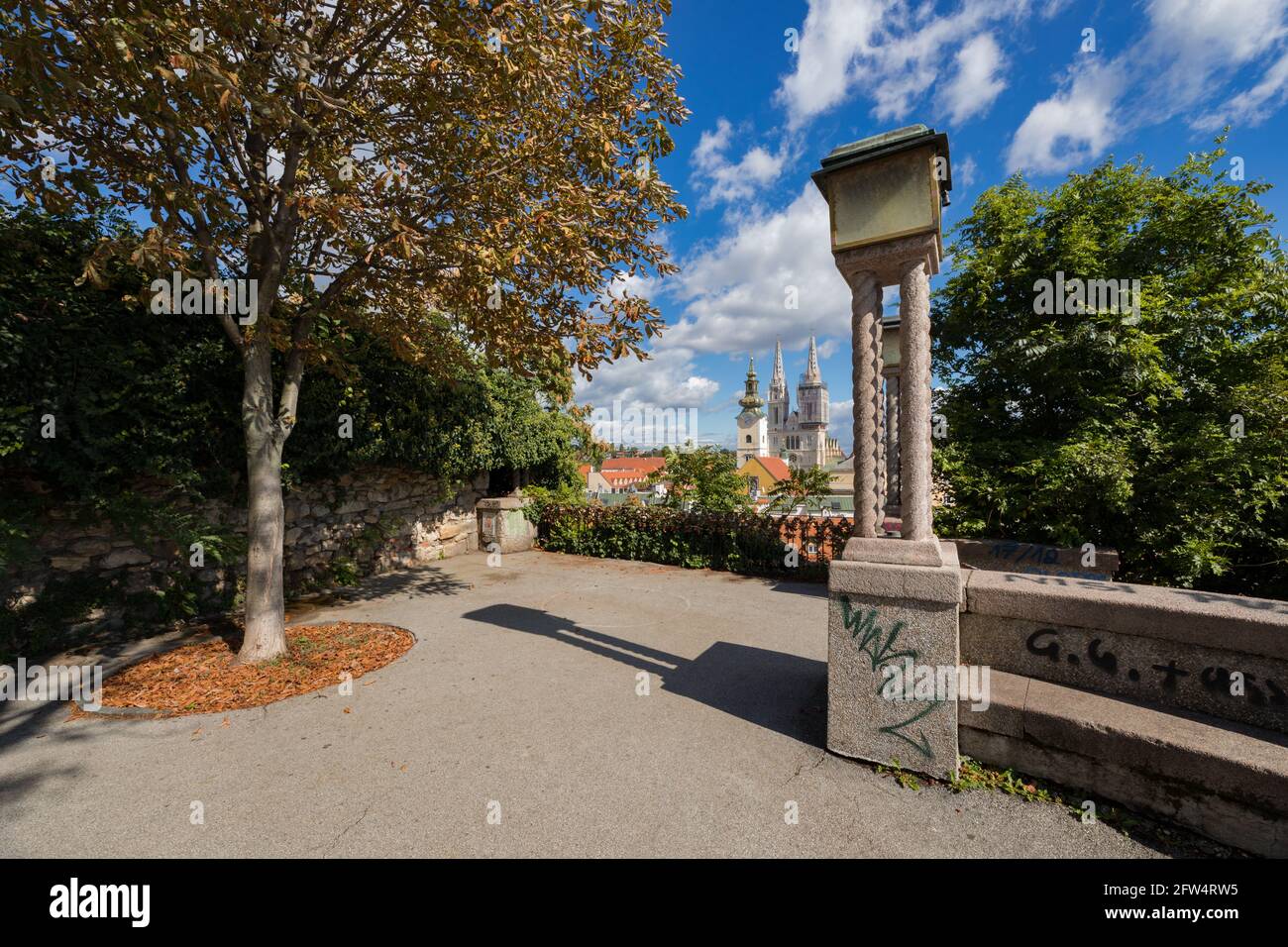 Vista panoramica sulla cattedrale della città di Zagabria dal lungomare di Strossmayer, Croazia Foto Stock