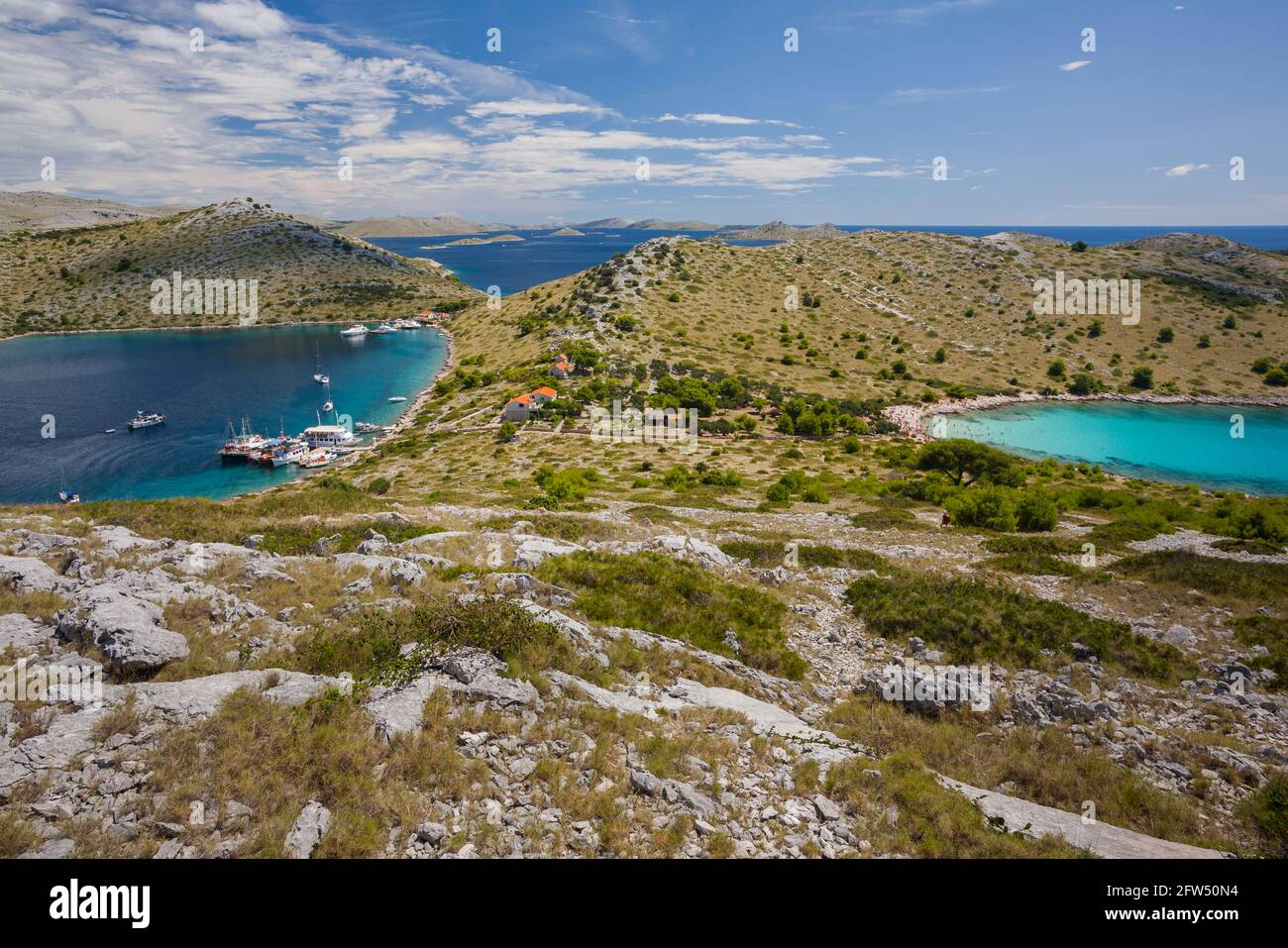 Famosa spiaggia di turchese Levrnaka nel Parco Nazionale di Kornati, Dalmazia, Croazia Foto Stock