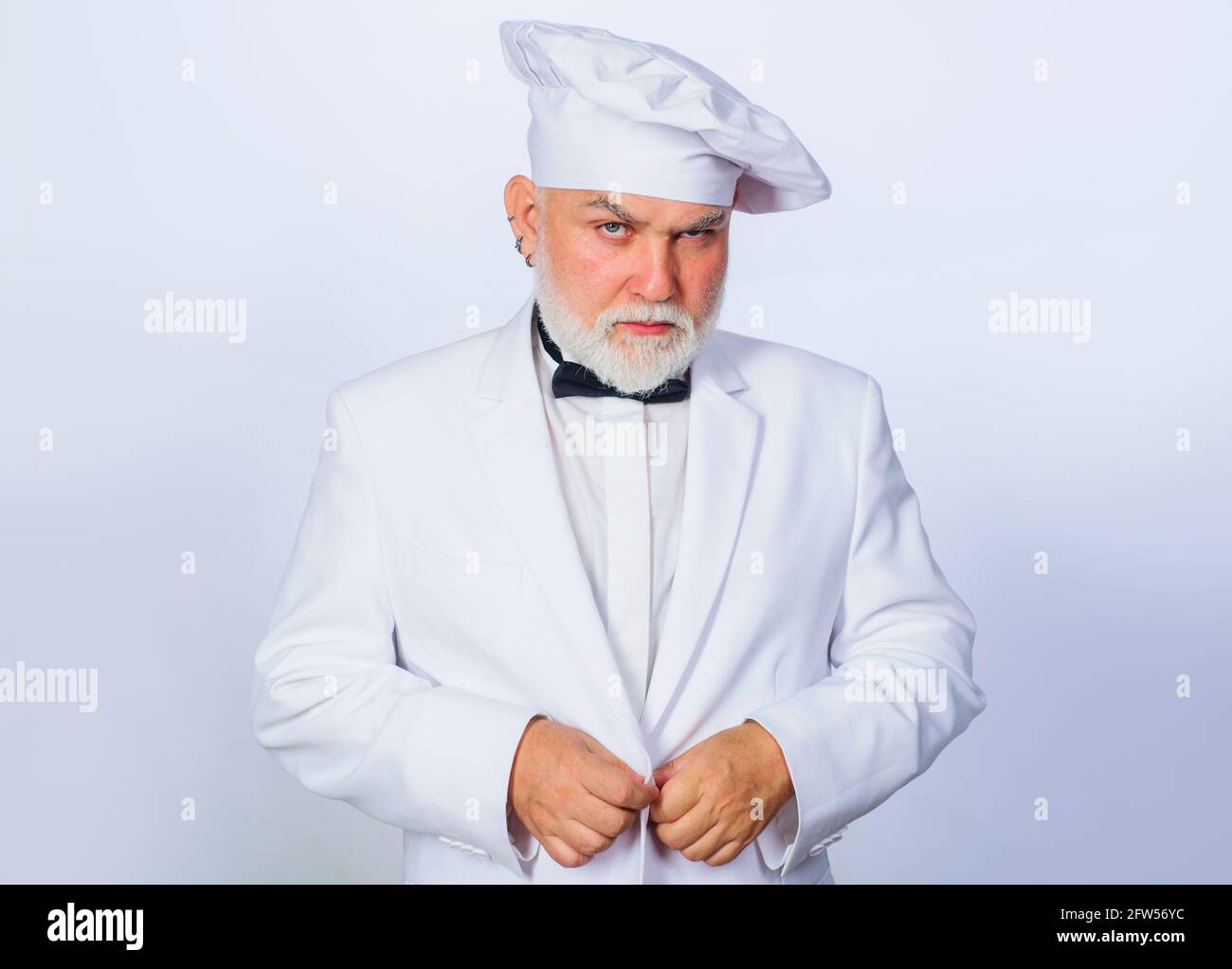 Chef professionista in uniforme bianca. Concetto di cucina. Cuoco bearded o panettiere. Foto Stock