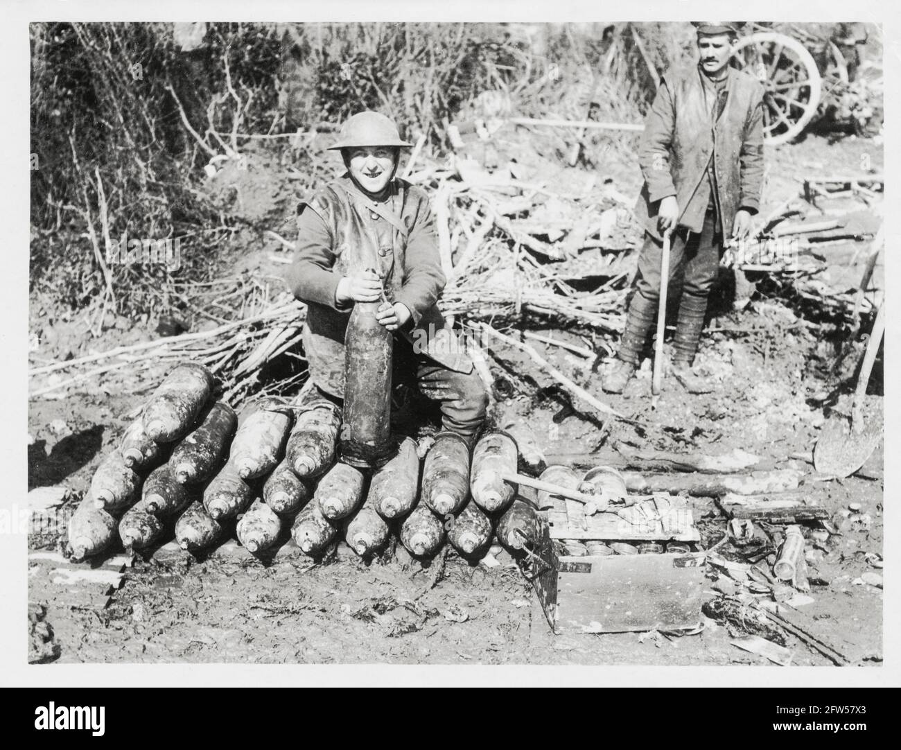 Prima guerra mondiale, prima guerra mondiale, fronte occidentale - scena bhind le pistole britanniche - un soldato che fondono le conchiglie per essere messo sulle linee tedesche, Francia Foto Stock