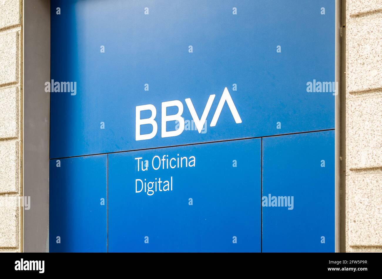 MADRID, SPAGNA – 12 MAGGIO 2021: Filiale bancaria BBVA (Banco Bilbao Vizcaya Argentaria) a Madrid, Spagna. BBVA è una multinazionale spagnola Foto Stock
