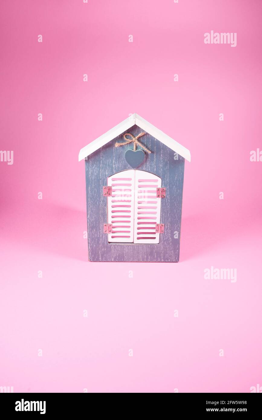 Finestra in legno di colore blu con persiane chiuse su sfondo rosa. Con cuore e spazio di copia. Minimo astratto di San Valentino e giorno della Madre. Foto Stock