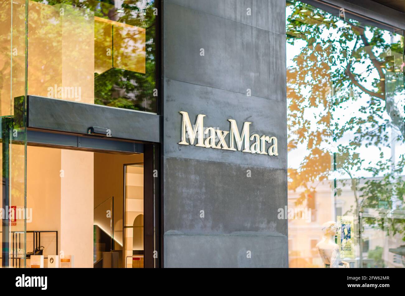 MADRID, SPAGNA – 12 MAGGIO 2021: Facciata di un negozio Max Mara a Madrid,  Spagna. Max Mara è un marchio di moda italiano fondato nel 1951 Foto stock  - Alamy