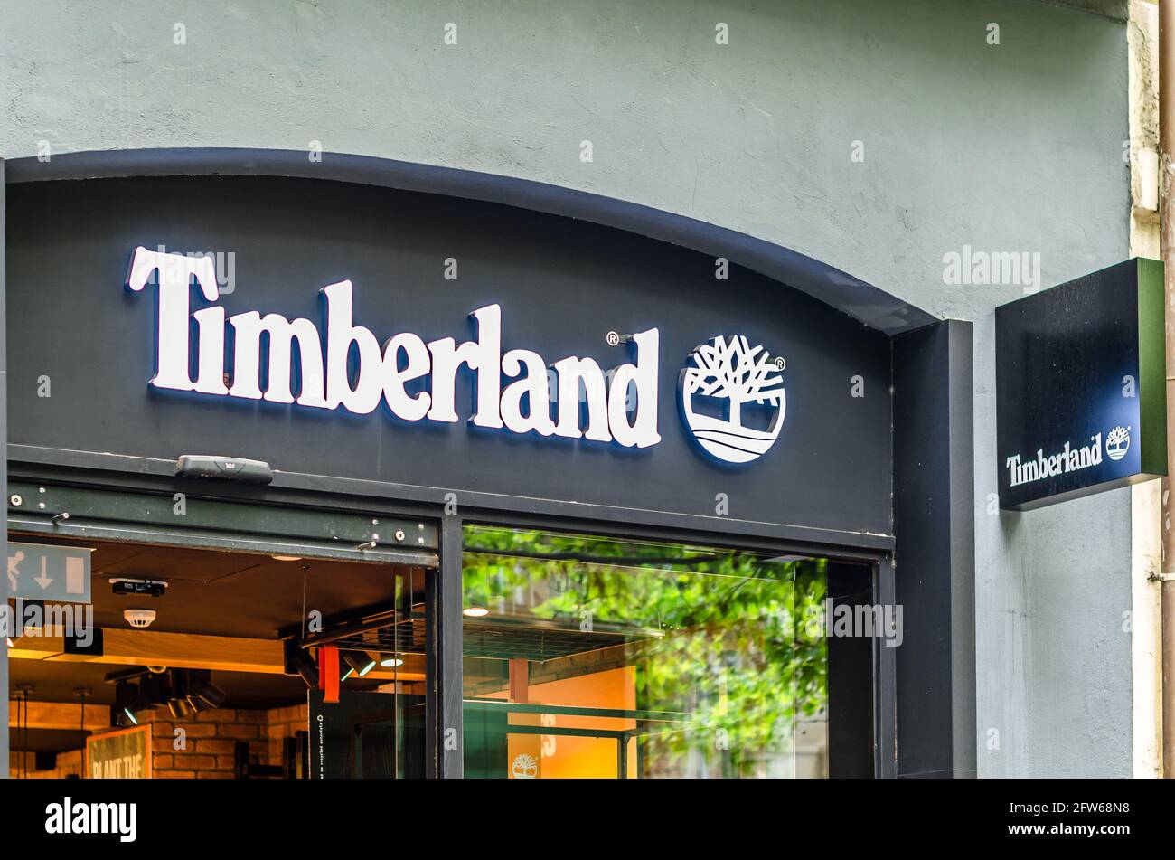MADRID, SPAGNA – 12 MAGGIO 2021: Facciata di un negozio Timberland a Madrid, Spagna. Timberland è un produttore e un rivenditore americano di outdoor wear trovata Foto Stock