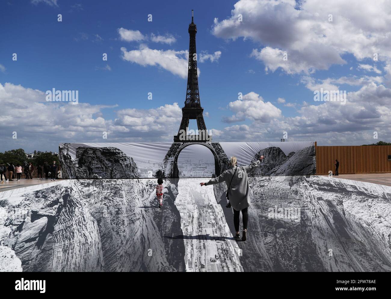 Parigi, Francia. 21 Maggio 2021. La gente posa per le foto sulla piazza del Trocadero vicino alla Torre Eiffel, dove l'artista e fotografo francese conosciuto come JR ha ambientato la sua opera, a Parigi, in Francia, il 21 maggio 2021. Credit: Gao Jing/Xinhua/Alamy Live News Foto Stock