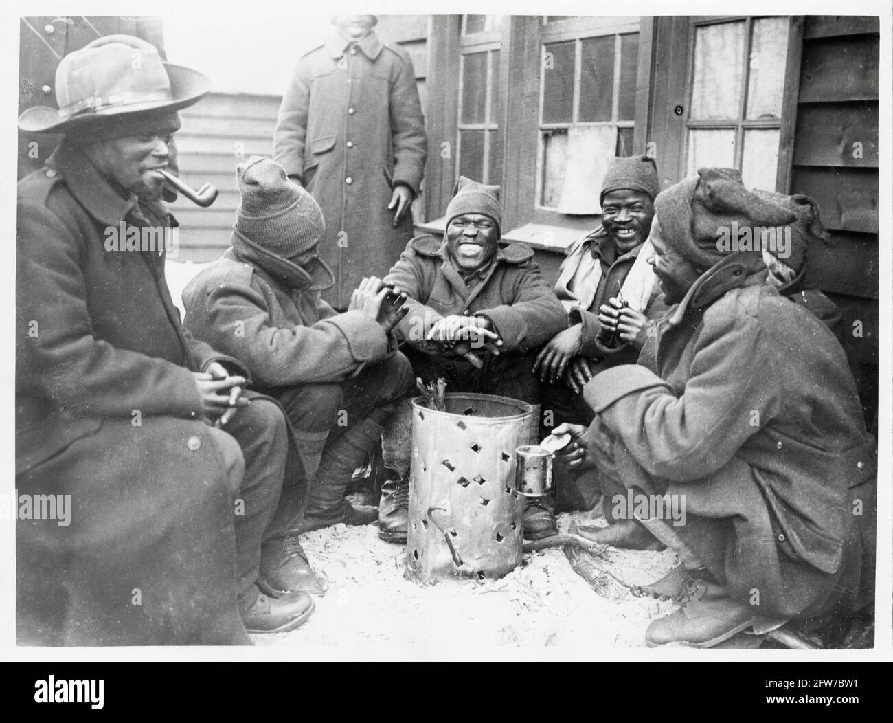 Prima guerra mondiale, prima guerra mondiale, fronte occidentale - soldati neri intorno a un braciere, Francia Foto Stock