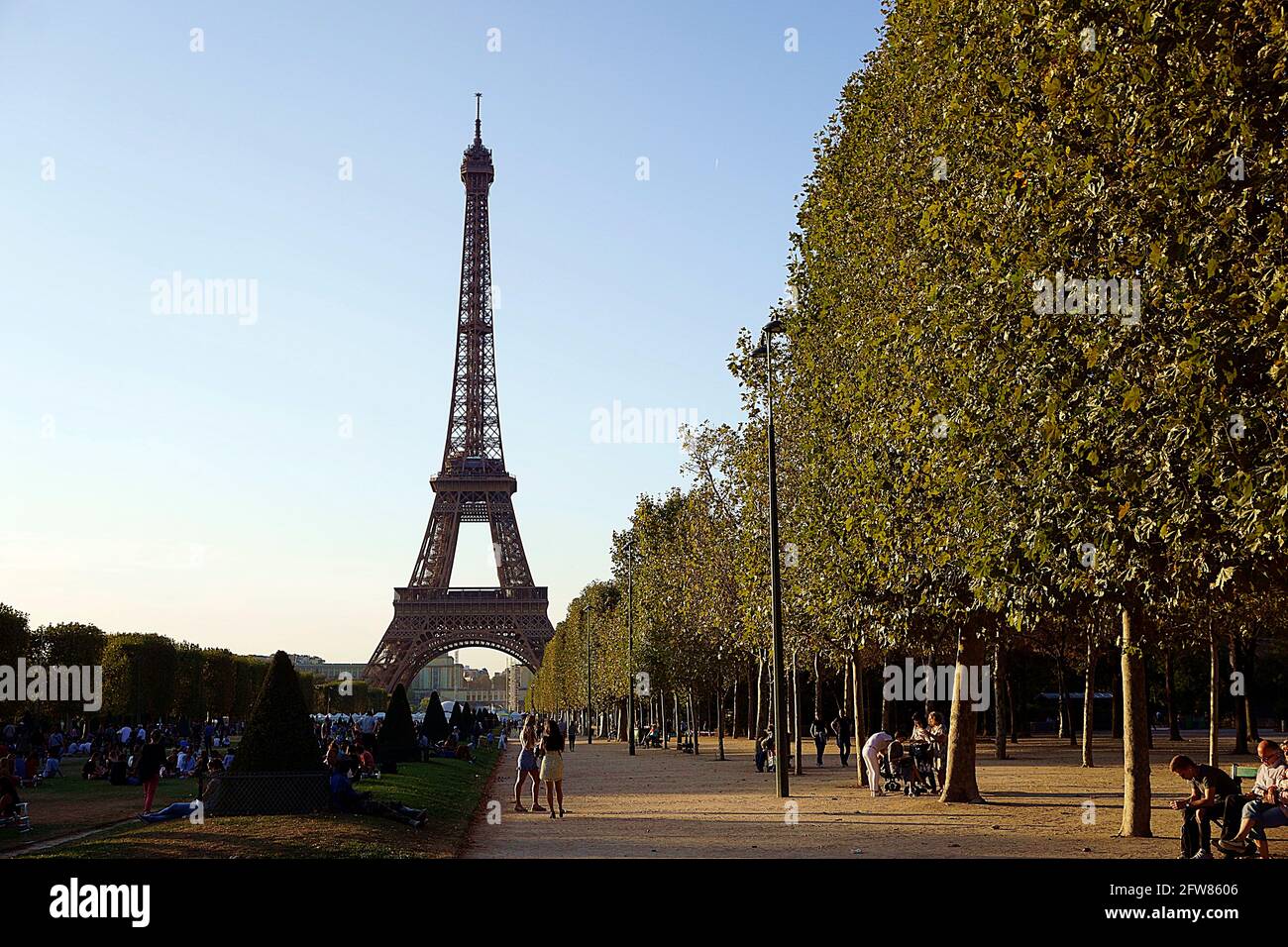Persone nel centro commerciale della Torre Eiffel durante l'inizio dell'autunno. Pars, Francia. Foto Stock Persone nel centro commerciale della Torre Eiffel durante l'inizio dell'autunno. Pars, Francia. Foto Stock