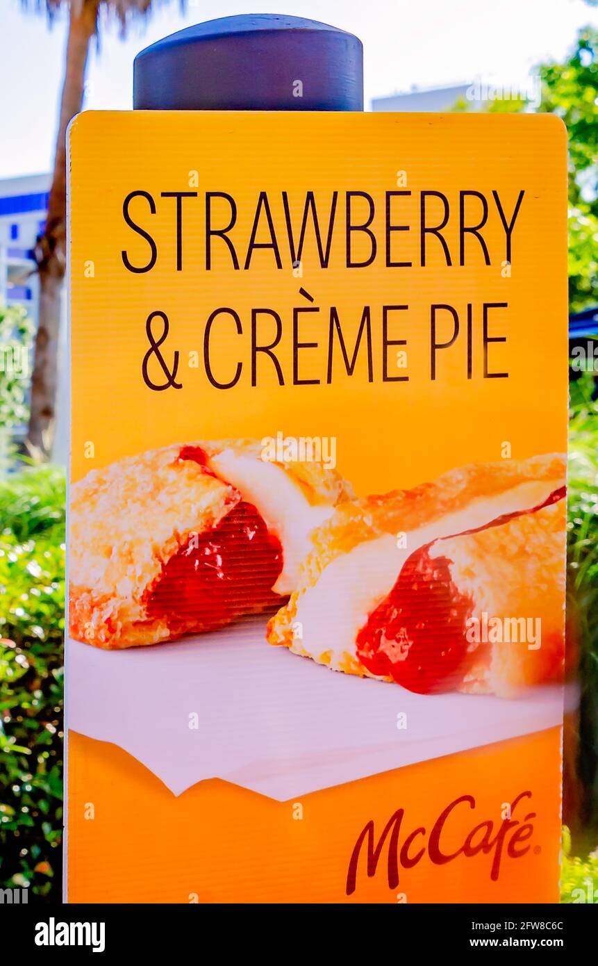 Un cartello indica la torta di fragole e creme al drive-thru del McDonald sull'autostrada 90, 8 maggio 2021, a Biloxi, Mississippi. La torta di fragole e crema Foto Stock
