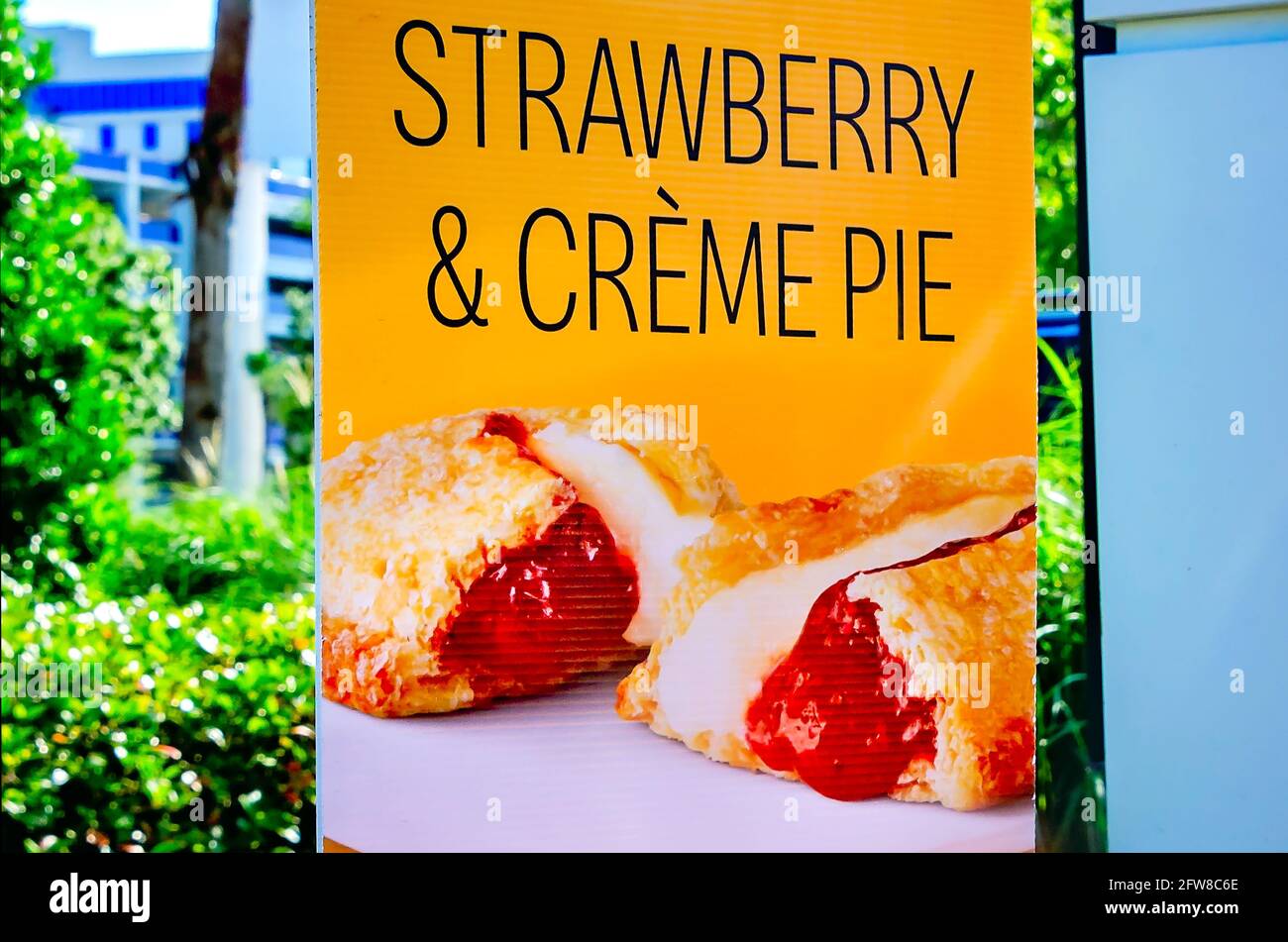 Un cartello indica la torta di fragole e creme al drive-thru del McDonald sull'autostrada 90, 8 maggio 2021, a Biloxi, Mississippi. La torta di fragole e crema Foto Stock