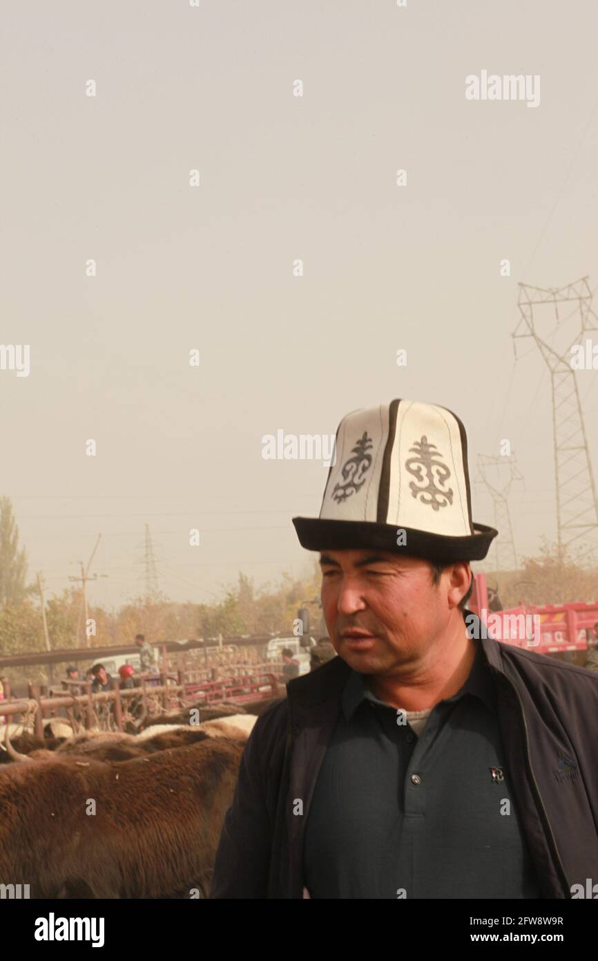 Un uomo al mercato di domenica Kashgar, Xinkiang, Repubblica popolare cinese, 2019 Foto Stock