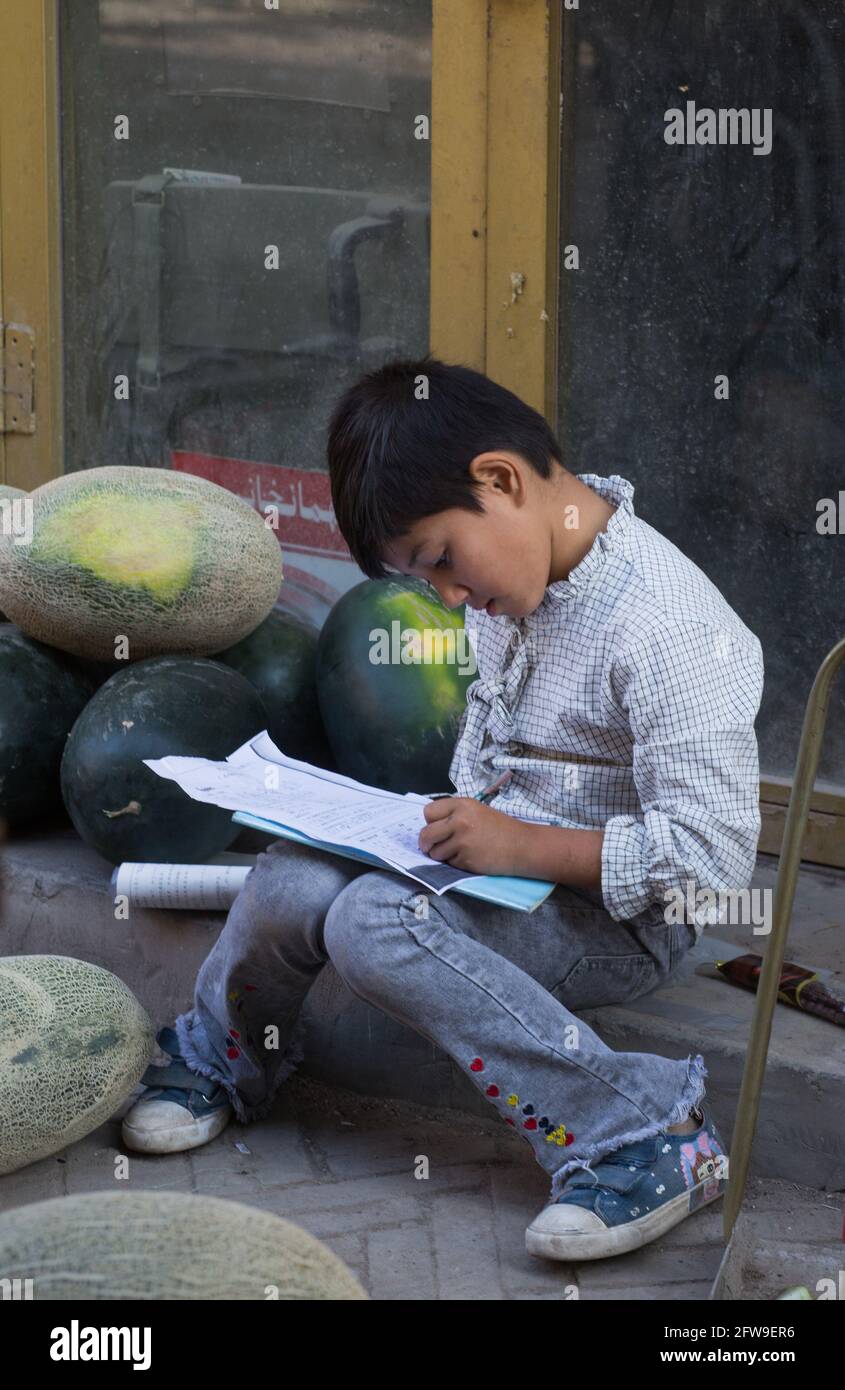 Ragazzo di Uyhgur che fa i suoi compiti Kashgar, Xinkiang, Repubblica popolare Cinese, 2019 Foto Stock