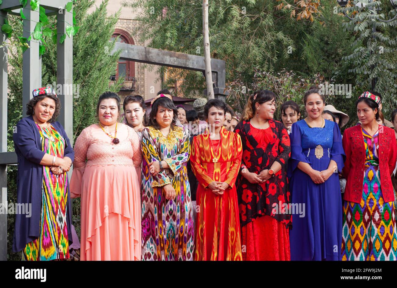 Gruppo di donne con abito tradizionale a Kashgar, Sinkiang, Repubblica popolare Cinese, 2019 Foto Stock