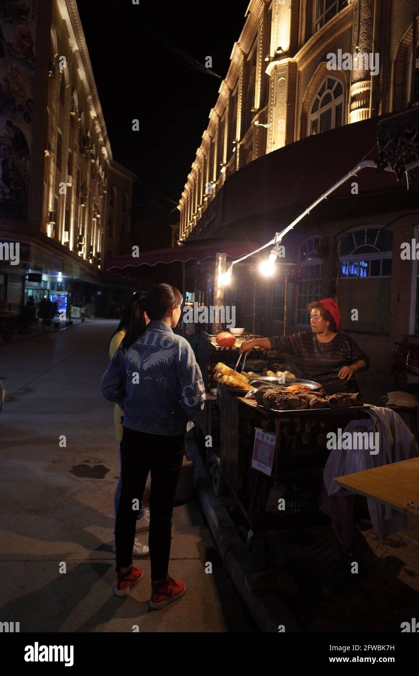 Donne che acquistano cibo Kashgar, Xinkiang, Repubblica popolare cinese, 2019 Foto Stock