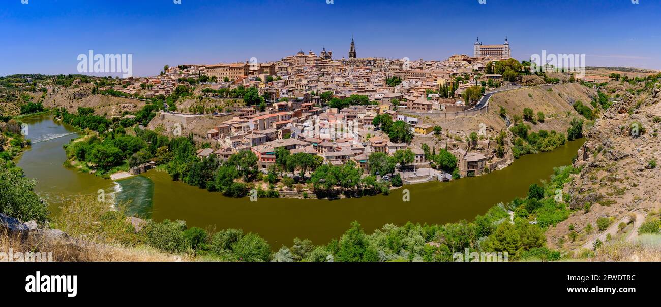 Vista panoramica sul fiume Tago e Toledo, città patrimonio dell'umanità della Spagna Foto Stock